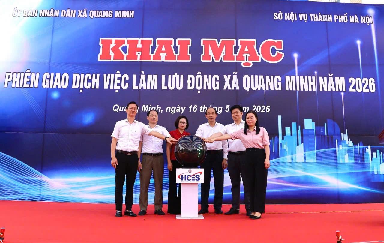 Các đồng chí lãnh đạo xã nhấn nút khai mạc