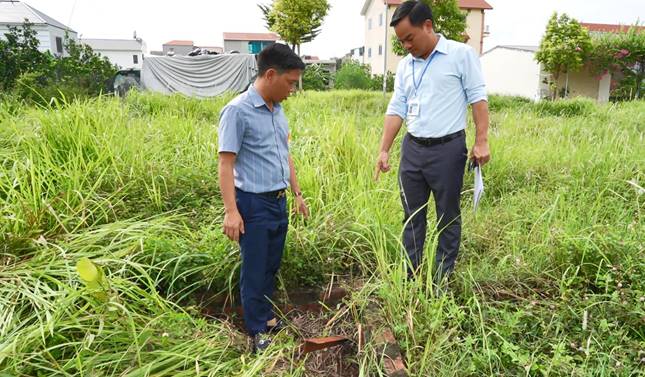 Các đơn vị liên quan bàn giao mốc giới cho hộ trúng đấu giá
