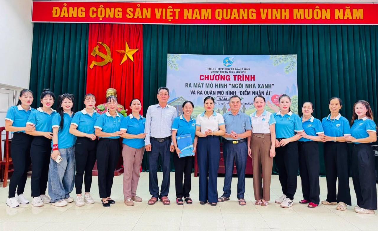 Hội LHPN xã trao quyết định thành lập Ban Chủ nhiệm mô hình "Ngôi nhà xanh" và tổ chức trao quyết định cho Ban Chủ nhiệm
