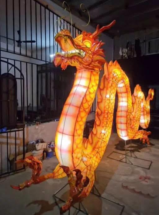 Mô hình rồng phun lửa tạo điểm nhấn cho lễ rước