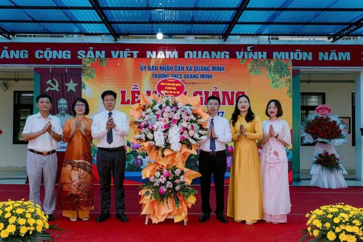 Đồng chí Phạm Anh Tuấn – Ủy viên Ban Thường vụ, Phó Chủ tịch UBND xã tặng hoa chúc mừng trường THCS Quang Minh,