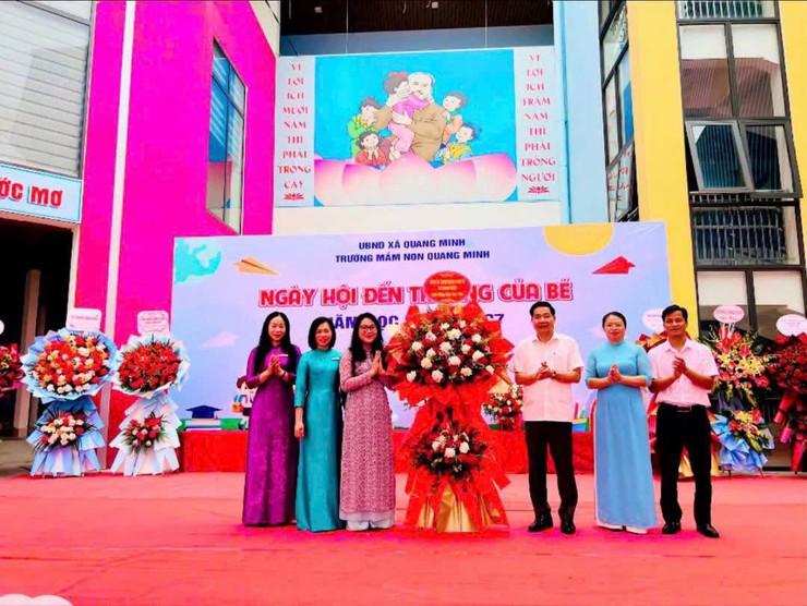 Đồng chí Hoàng Văn Cường – Ủy viên Ban Thường vụ, Chủ nhiệm Ủy ban Kiểm tra Đảng ủy tặng hoa chúc mừng trường Mầm non Quang Minh