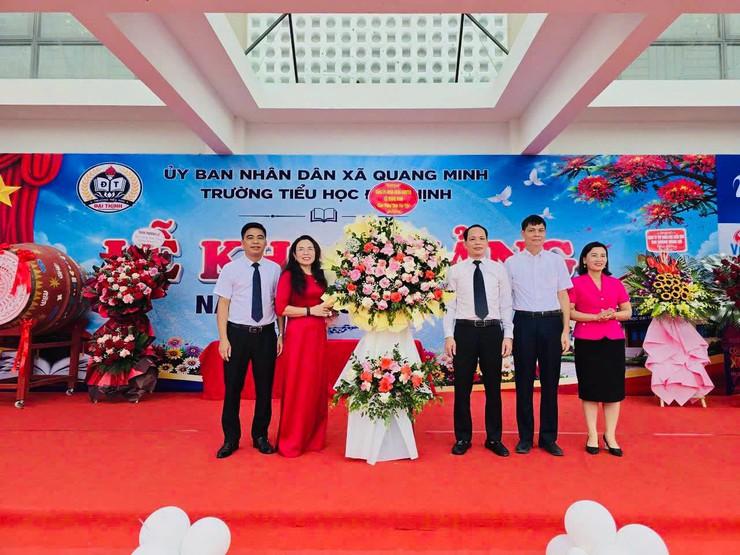 Đồng chí Lưu Văn Tư – Ủy viên Ban Thường vụ, Trưởng Ban Xây dựng Đảng tặng hoa chúc mừng trường Tiểu học Đại Thịnh