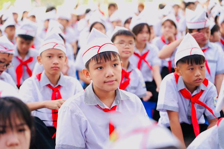 Các em học sinh hào hứng bước vào năm học mới