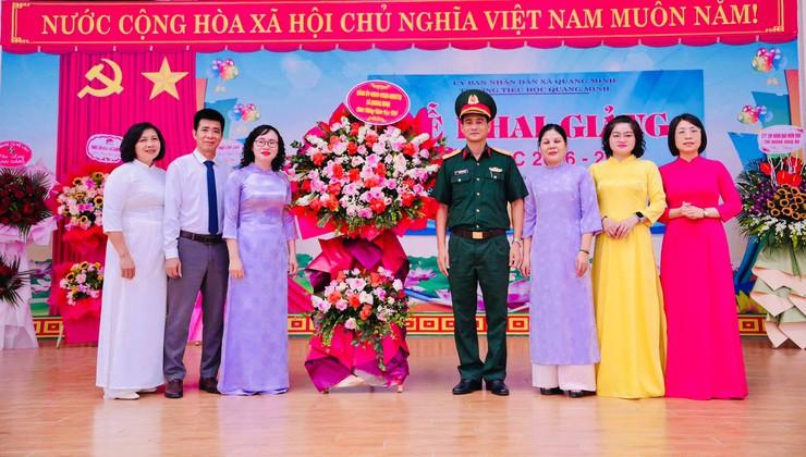 Đồng chí Nguyễn Thế Hiệp – Ủy viên Ban Thường vụ, Chỉ huy trưởng Ban Chỉ huy Quân sự xã tặng hoa chúc mừng trường Tiểu học Quang Minh A