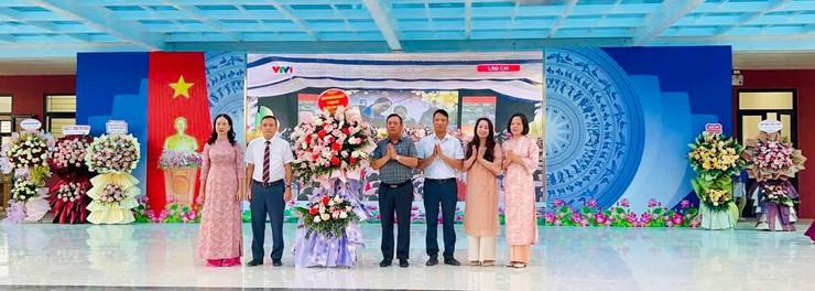 Đồng chí Hoàng Quốc Thịnh – Phó Chủ tịch UBND xã tặng hoa chúc mừng trường THCS Đại Thịnh