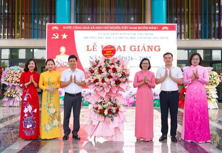 Đồng chí Nguyễn Thị Ngọc Hà – Phó Bí thư Thường trực Đảng ủy, Chủ tịch HĐND xã tặng hoa chúc mừng thầy và trò trường Tiểu học &amp;THCS Quang Minh
