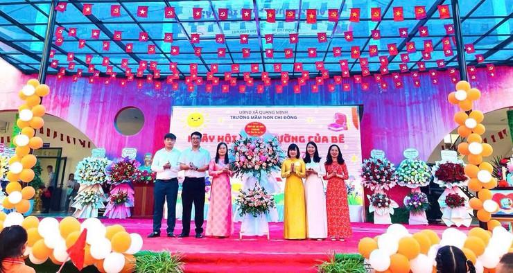 Đồng chí Nguyễn Thị Lộc – Ủy viên Ban Thường vụ, Phó Chủ tịch HĐND xã tặng hoa chúc mừng trường Mầm non Chi Đông