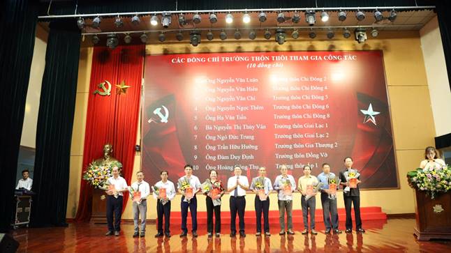 Đồng chí Lê Sỹ Cường – UVBTV, Chủ tịch UBMTTQ xã tặng hoa chia tay các đồng chí Trưởng thôn thôi công tác