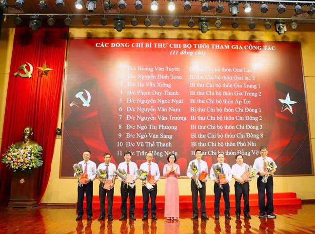Đồng chí Nguyễn Thị Ngọc Hà – Phó Bí thư Thường trực Đảng uỷ tặng hoa chia tay các đồng chí Bí thư Chi bộ thôi công tác