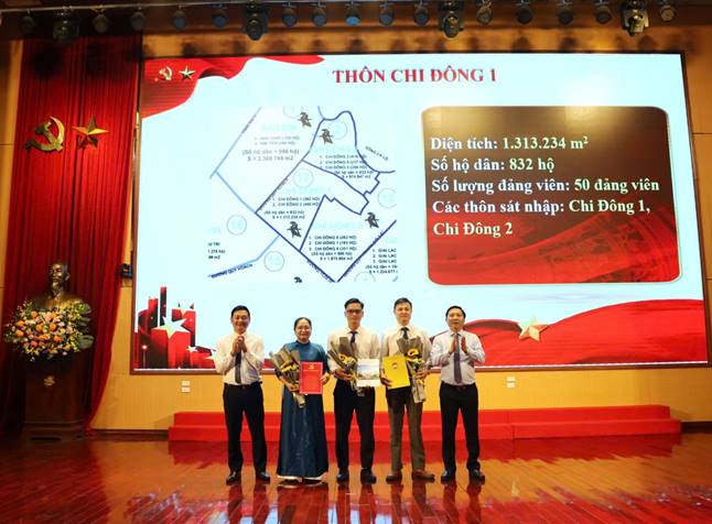 Đồng chí Nguyễn Thanh Liêm – Thành uỷ viên, Bí thư Đảng uỷ, Chủ tịch HĐND xã và đồng chí Nguyễn Tiến Dũng – Phó Bí thư Đảng uỷ, Chủ tịch UBND xã trao quyết định cho các thôn được thành lập mới