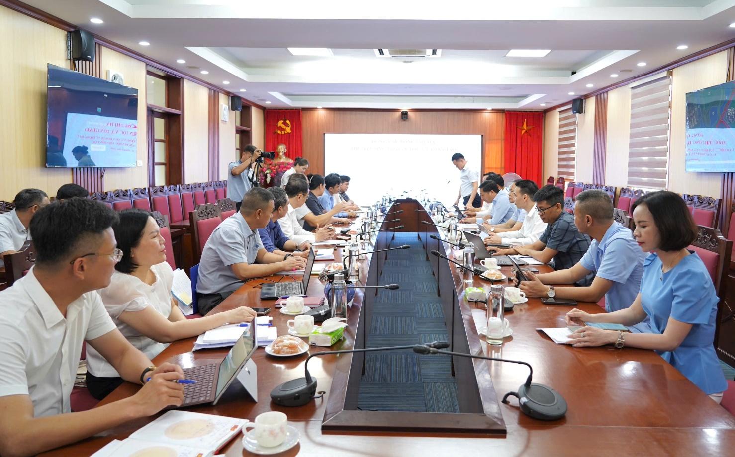 Quang cảnh buổi làm việc