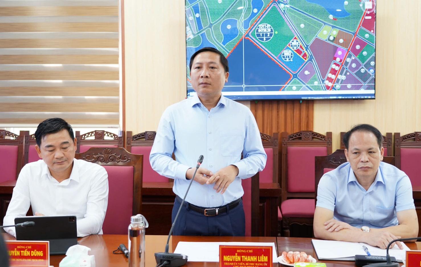 Đồng chí Nguyễn Thanh Liêm – Thành ủy viên, Bí thư Đảng ủy, Chủ tịch HĐND xã phát biểu tại hội nghị