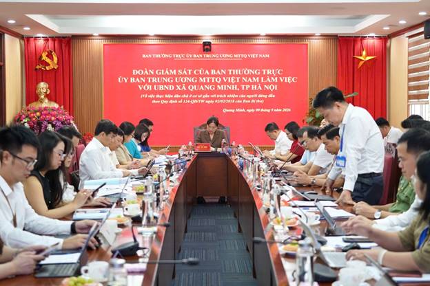 Phó Chủ tịch UBND xã Quang Minh Phạm Anh Tuấn trao đổi tại buổi giám sát.