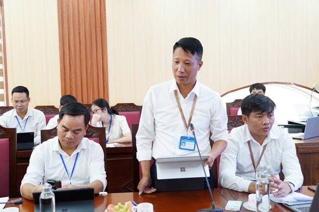 Các đại biểu trao đổi ý kiến tại buổi giám sát