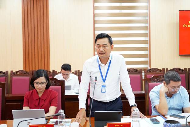 Đồng chí Nguyễn Tiến Dũng – Phó Bí thư Đảng uỷ, Chủ tịch UBND xã phát biểu tại hội nghị
