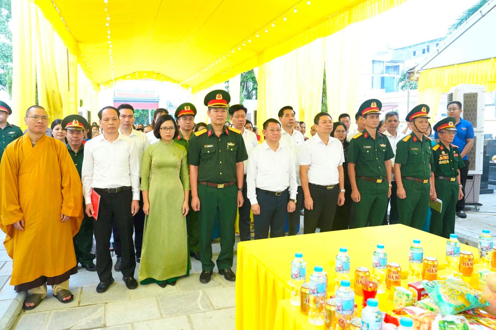 Các đại biểu thực hiện nghi lễ tưởng niệm tại Nghĩa trang liệt sĩ Kim Hoa