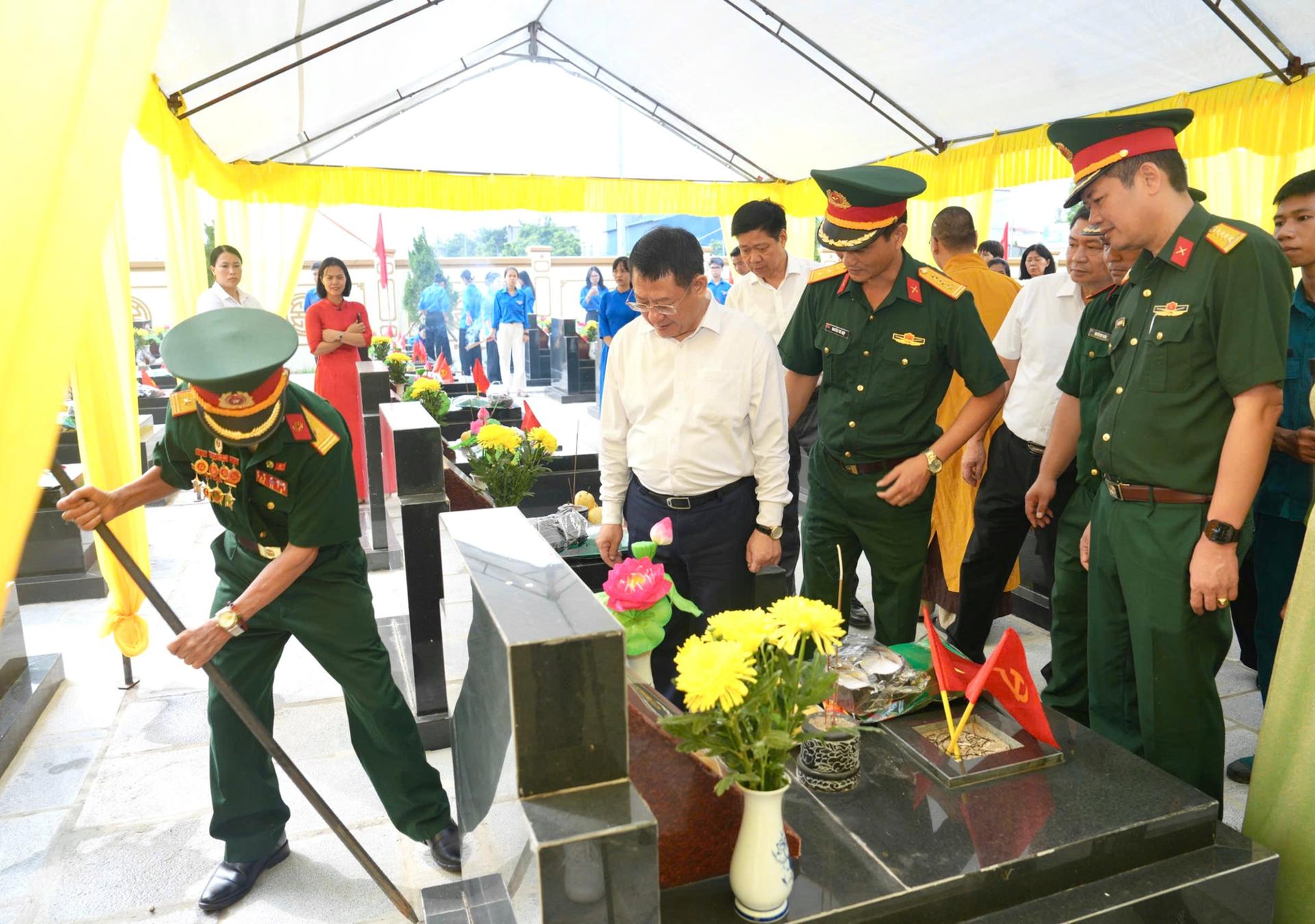 Đồng chí Hoàng Anh Tuấn - Thành ủy viên, Bí thư Đảng ủy xã Quang Minh kiểm tra công tác khai quật, lấy mẫu hài cốt liệt sĩ chưa xác định được thông tin tại Nghĩa trang liệt sĩ Kim Hoa.