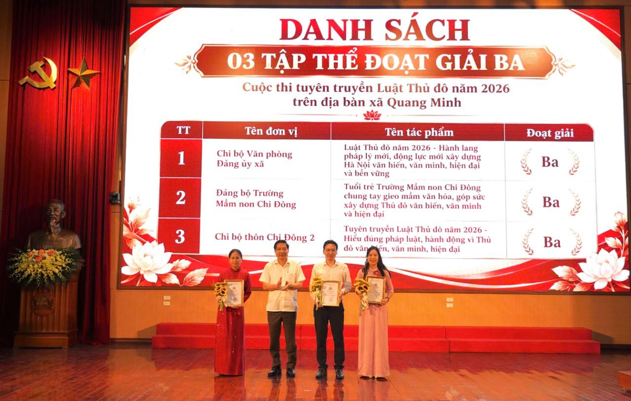 Đồng chí Hoàng Văn Cường - UVBTV, Chủ nhiệm Uỷ ban kiểm tra trao giải ba cho các tập thể đạt giải