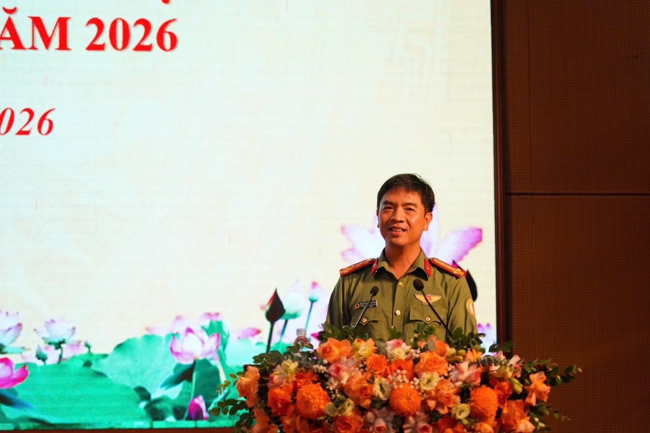 Đồng chí Đại tá Nguyễn Hữu Khánh - Trưởng Công an Cửa khẩu Quốc tế Nội Bài Tuyên truyền, phổ biến những nội dung cơ bản về thiết bị bay không người lái (UAV)