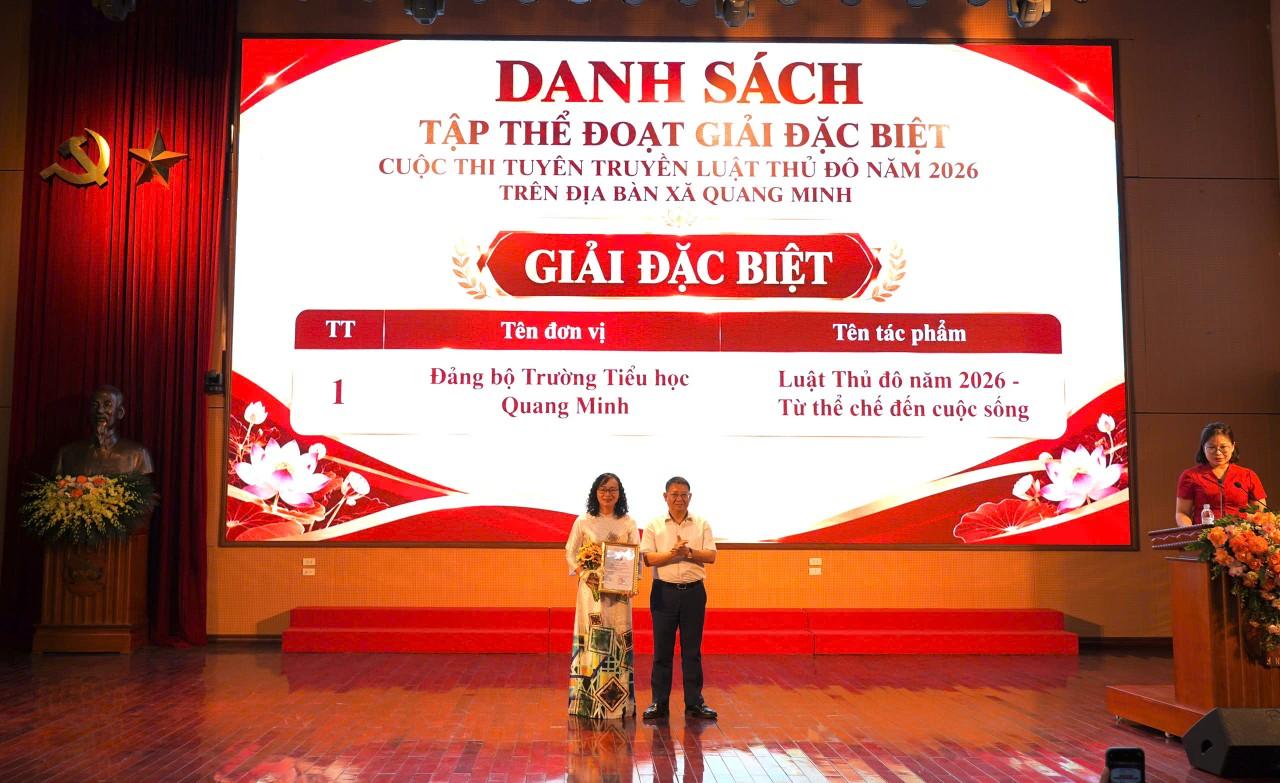 Đồng chí Hoàng Anh Tuấn - Thành ủy viên, Bí thư Đảng ủy xã trao giải nhất cho chi bộ trường Tiểu học Quang Minh