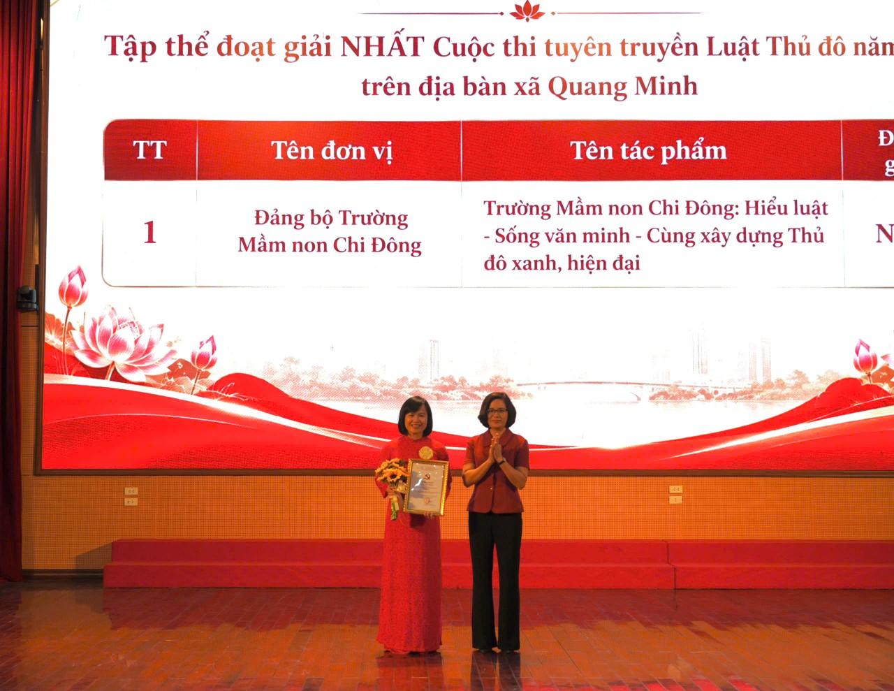 Đồng chí Nguyễn Thị Ngọc Hà - Phó Bí thư Thường trực Đảng ủy, Chủ tịch HĐND xã trao giải nhất cho chi bộ trường Mầm non Chi Đông