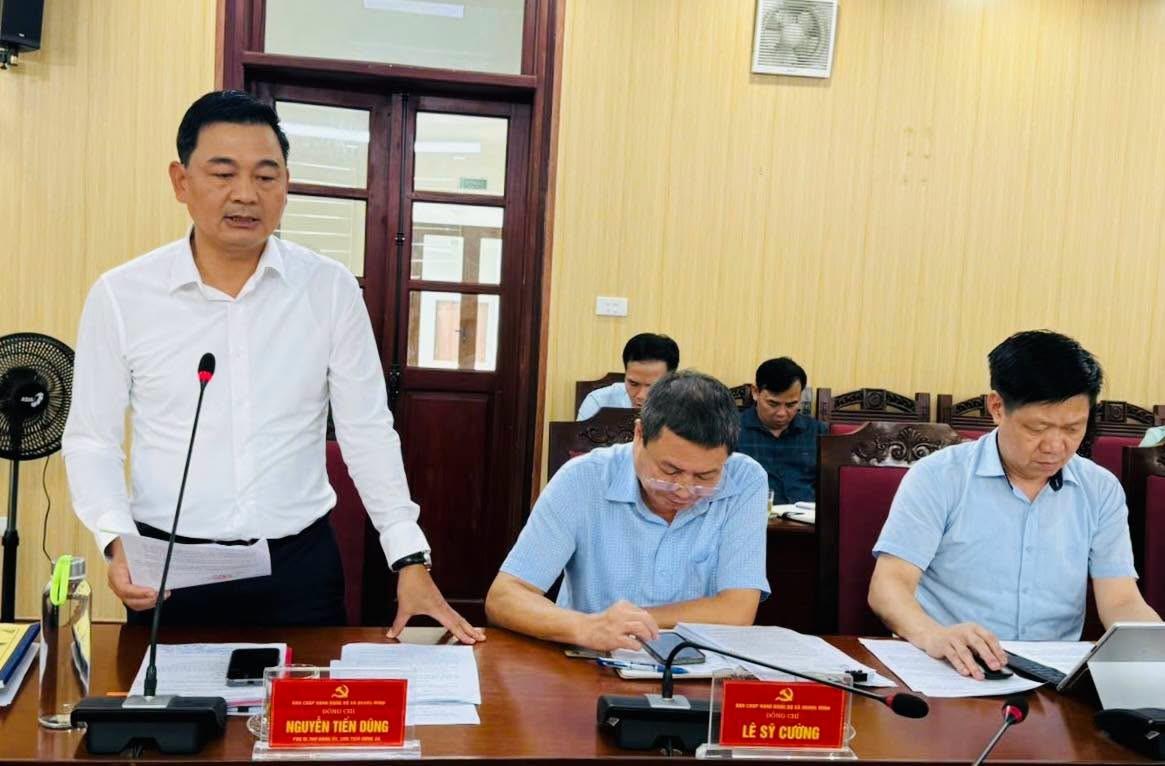 Đồng chí Nguyễn Tiến Dũng - Phó Bí thư Đảng uỷ, Chủ tịch UBND xã phát biểu tại hội nghị