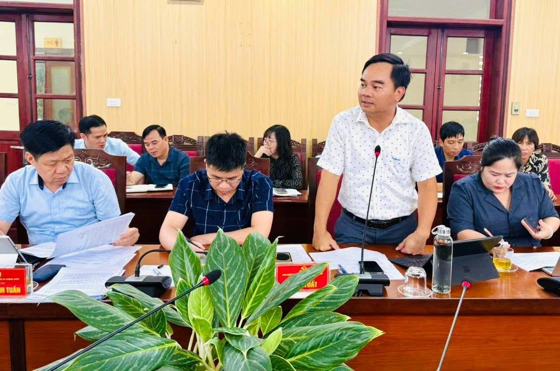 Đồng chí Phùng Công Thế - ĐUV, Trưởng phòng kinh tế báo cáo tại hội nghị