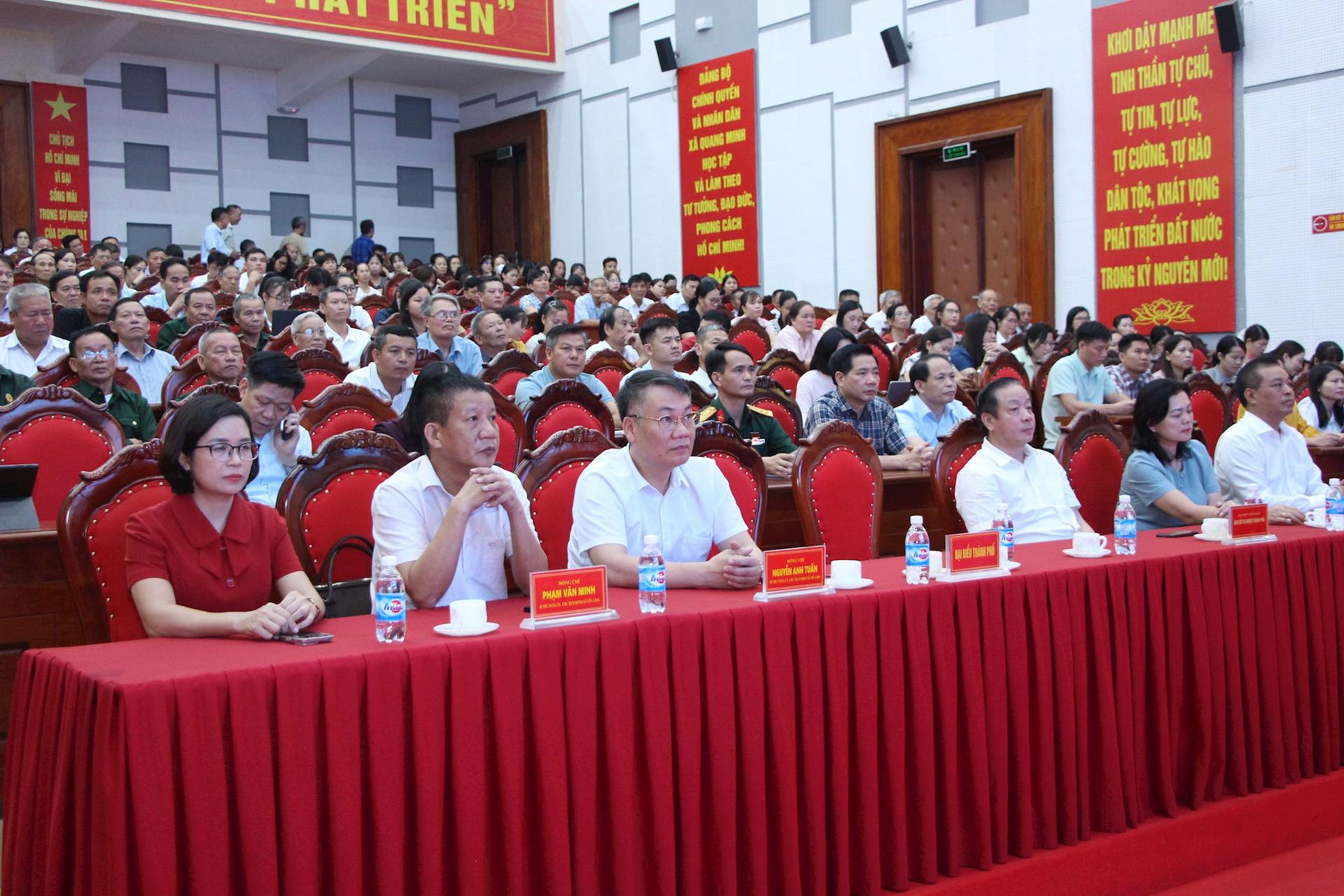 Đại biểu và cử tri tham dự hội nghị. Ảnh: MH