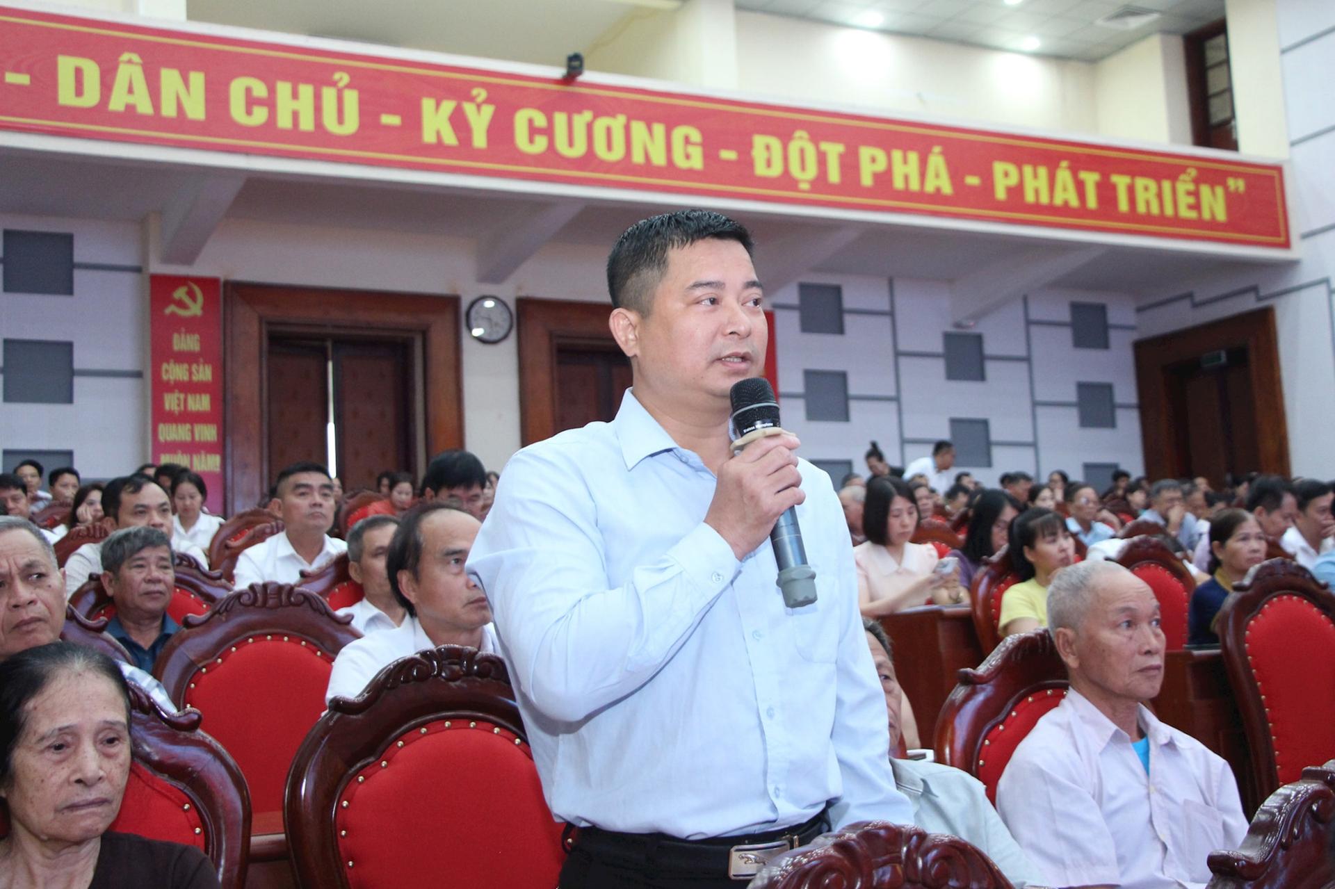 Cử tri Đơn vị bầu cử số 30 phát biểu ý kiến, kiến nghị.  Ảnh: MH