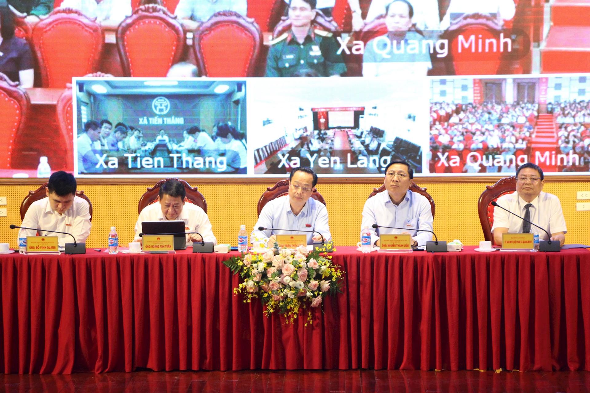 Các đại biểu HĐND thành phố tại hội nghị cử tri. Ảnh: MH