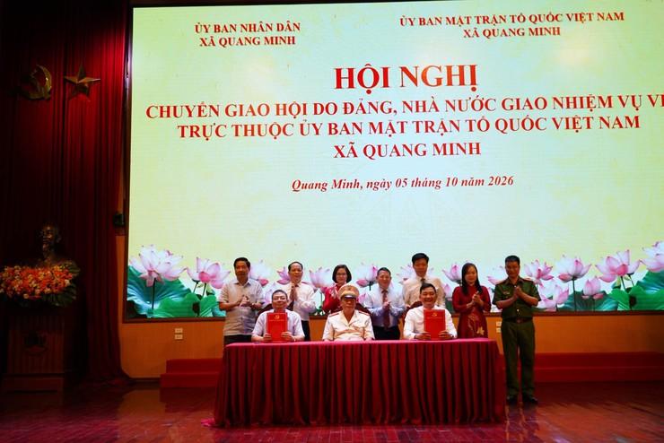 Các đồng chí lãnh đạo xã chứng kiến việc chuyển giao Hội Cựu Công an nhân dân xã Quang Minh về trực thuộc Ủy ban MTTQ Việt Nam xã quản lý.
