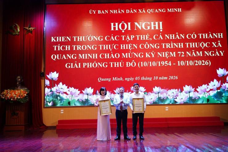 Đồng chí Hoàng Anh Tuấn - Thành uỷ viên, Bí thư Đảng uỷ xã trao quyết định công nhận 3 công trình của xã Quang MInh là công trình chào mừng kỷ niệm 72 năm Ngày Giải phóng Thủ đô.
