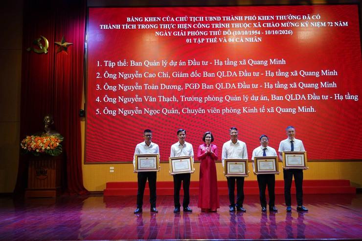 Đồng chí Nguyễn Thị Ngọc Hà - Phó Bí thư Thường trực Đảng uỷ, Chủ tịch HĐND xã trao bằng khen của Chủ tịch UBND thành phố cho 5 tập thể có thành tích xuất sắc
