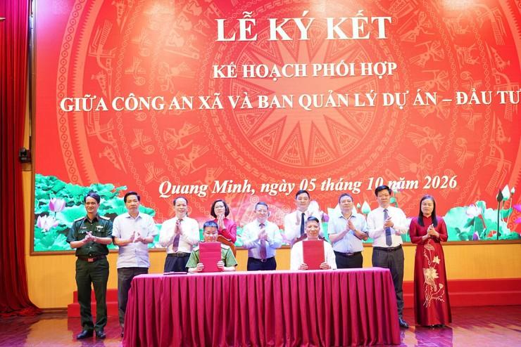 Các đồng chí lãnh đạo xã chứng kiến lễ ký Kế hoạch phối hợp giữa Công an xã Quang Minh và Ban Quản lý dự án Đầu tư - Hạ tầng xã về bảo vệ an ninh quốc gia, bảo đảm trật tự, an toàn xã hội, đấu tranh phòng, chống tội phạm trong quá trình đầu tư, xây dựng và triển khai các công trình, dự án trên địa bàn.