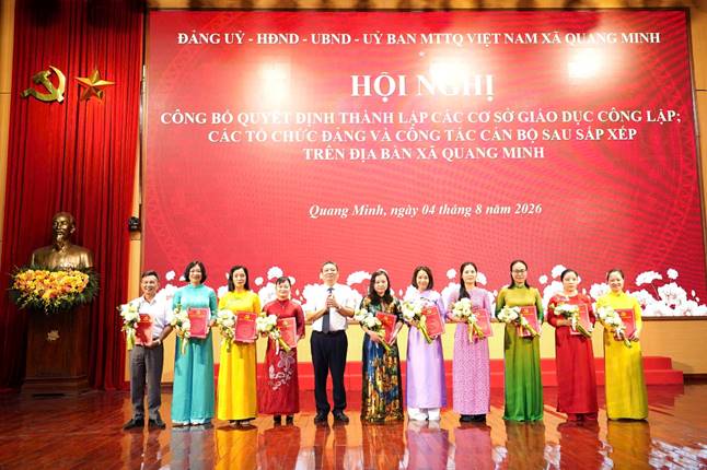 Đồng chí Lê Sỹ Cường – UVBTV, Chủ tịch UBMTTQ xã tặng hoa tri ân các đồng chí thôi tham gia công tác quản lý theo chủ trương sắp xếp, kiện toàn tổ chức