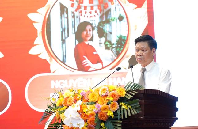 Đồng chí Phạm Anh Tuấn – UVBTV, Phó Chủ tịch UBND xã công bố các quyết định thành lập các cơ sở giáo dục công lập; công bố các quyết định về công tác cán bộ tại các nhà trường sau sắp xếp
