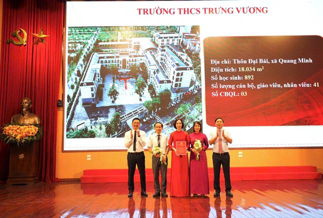 Đồng chí Bí thư Đảng uỷ, Chủ tịch HĐND xã Nguyễn Thanh Liêm và đồng chí Nguyễn Tiến Dũng – Phó Bí thư Đảng uỷ, Chủ tịch UBND xã trao các quyết định về thành lập các cơ sở giáo dục công lập; trao các quyết định về sắp xếp, kiện toàn các tổ chức cơ sở đảng và các quyết định về công tác cán bộ.