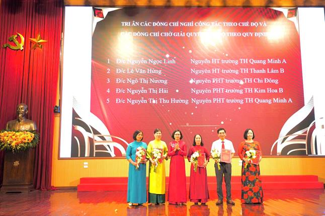 Đồng chí Nguyễn Thị Ngọc Hà – Phó Bí thư Thường trực Đảng uỷ xã trao quyết định thôi tham gia công tác quản lý theo chủ trương sắp xếp, kiện toàn tổ chức