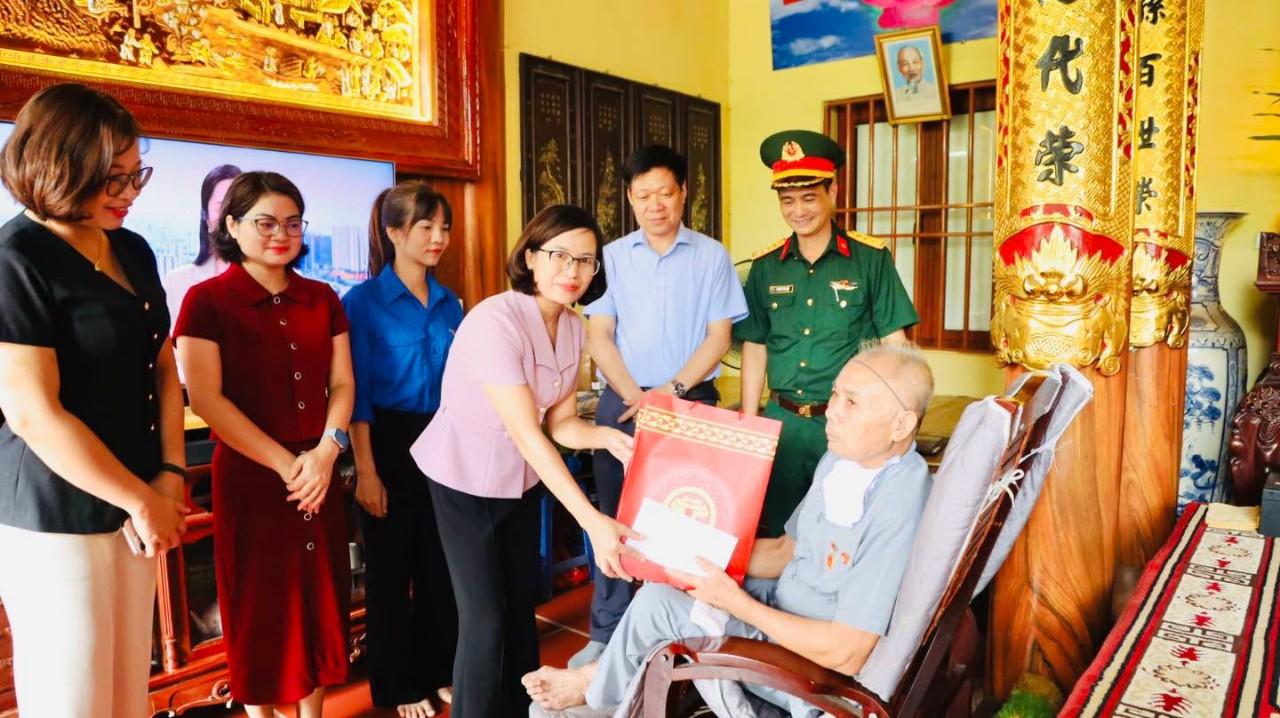 Đồng chí Phó Bí thư Thường trực Đảng uỷ xã thăm, tặng quà của thành phố cho các đối tượng người có công trên địa bàn