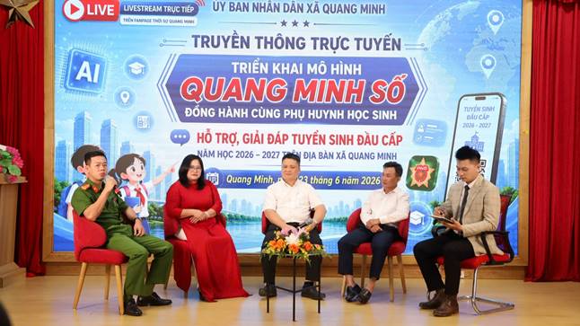 Các đại biểu khách mời trực tiếp giải đáp những thắc mắc của phụ huynh và học sinh về các vấn đề liên quan đến tuyển sinh năm học 2026- 2027