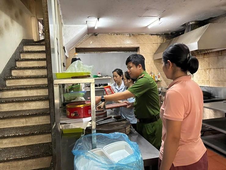 Đoàn kiểm tra công tác an toàn thực phẩm tại nhà hàng Luân Trâu