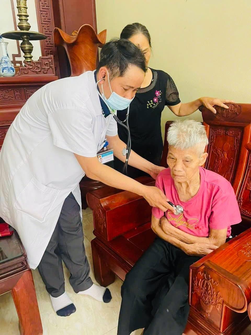 Các y bác sĩ tận tình khám bệnh, chăm sóc người có công