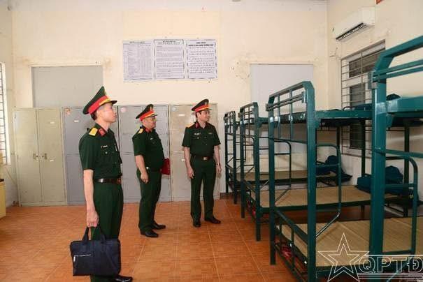 Đoàn kiểm tra cơ sở vật chất của đơn vị