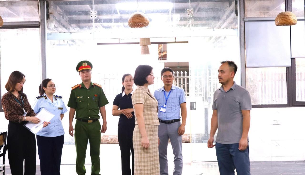 Đoàn kiểm tra tiến hành kiểm tra an toàn thực phẩm tại cơ sở Viễn Đông Quán