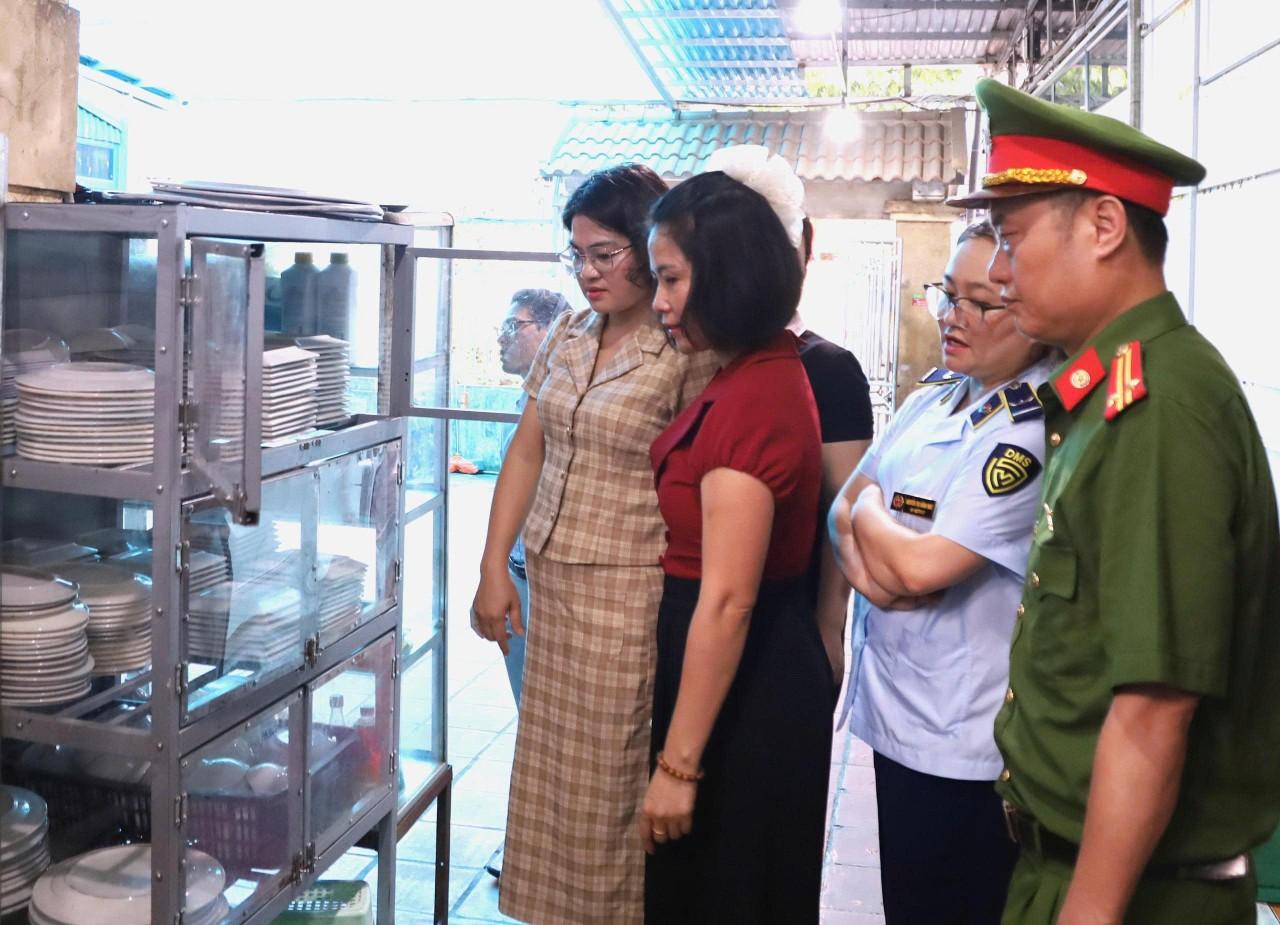 Đoàn kiểm tra tiến hành kiểm tra an toàn thực phẩm tại cơ sở Hậu Lộc Quán
