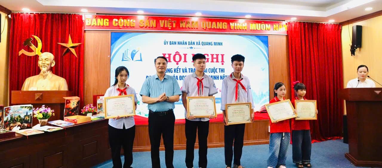 Đồng chí Hoàng Hữu Thành - Phó Giám đốc Trung tâm Dịch vụ tổng hợp trao giải khuyến khích