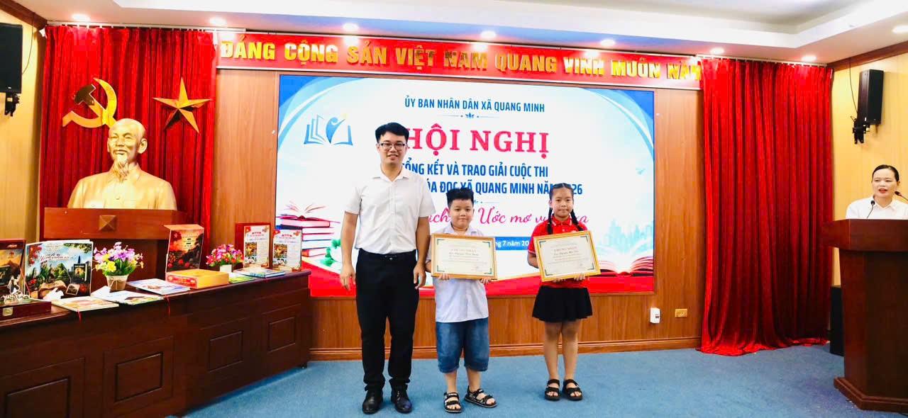 Đồng chí Đỗ Văn Chiến - Giám đốc Trung tâm Dịch vụ tổng hợp xã trao giải ba