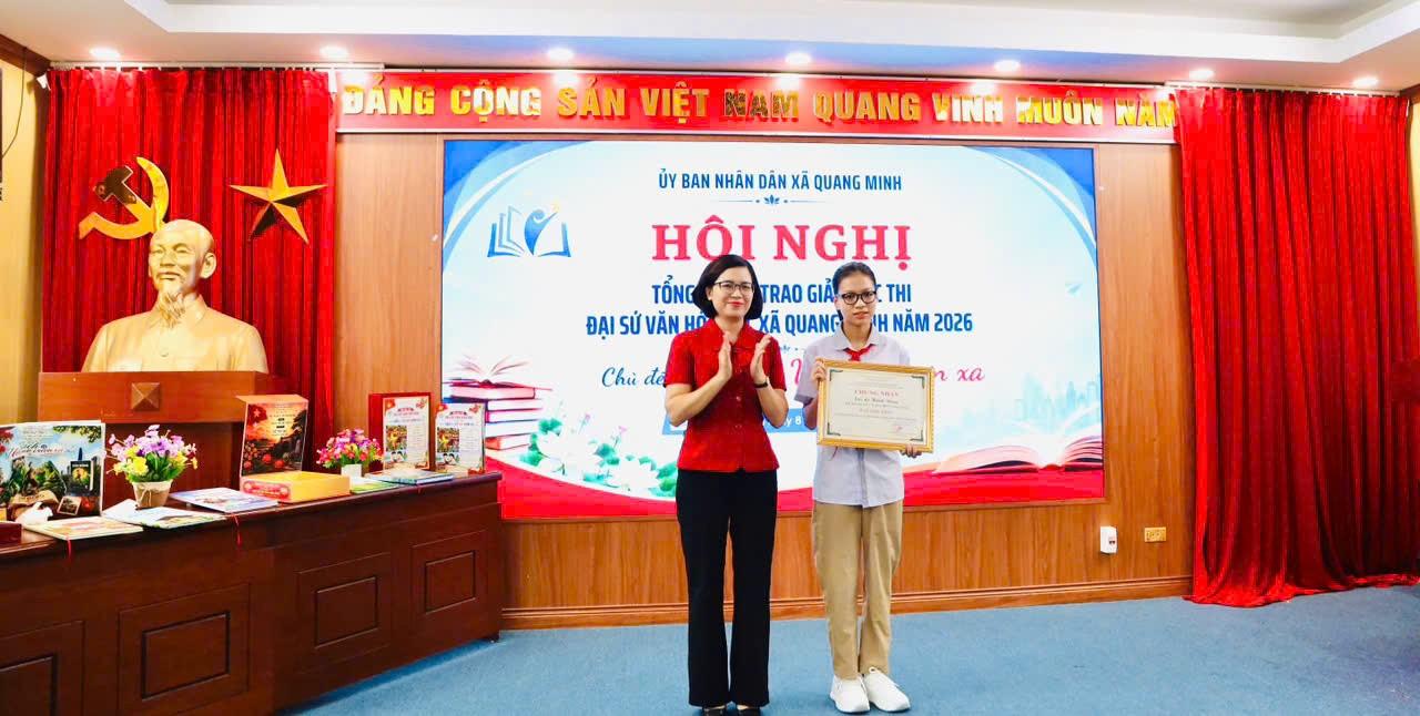 Đồng chí Nguyễn Thị Ngọc Hà - Phó Bí thư Thường trực Đảng uỷ xã trao giải nhất
