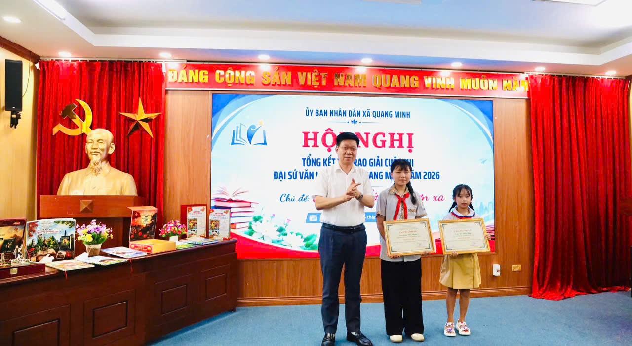 Đồng chí Phạm Anh Tuấn - Phó Chủ tịch UBND xã trao giải nhì